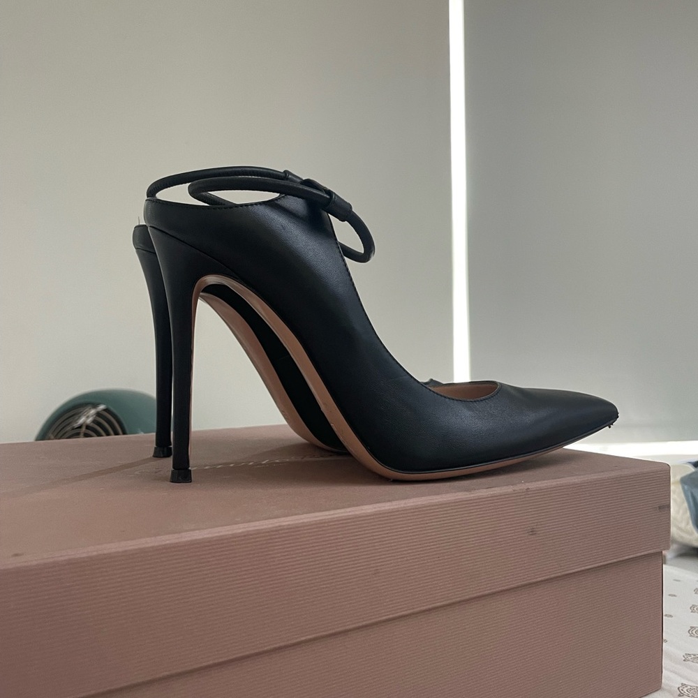 SHIPS FREE! Gianvito Rossi Black Heels. - Picture 2 of 5